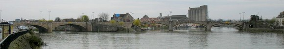 L'Yonne C' est le principal affluent de la rive gauche de la Seine. Certains disent que c'est le cours principal. L'Yonne est longue de 293 km. L' Yonne à Auxerre.
