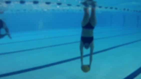 Contenus sauvetage Liaison nage - immersion - Immersions progressives de flotteurs (pains de ceintures, pull buoy, ballon) pour amplifier les défauts (repérage E) les sensations