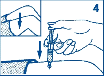 3. Assurez-vous que le piston est complètement enfoncé. En laissant l aiguille dans le liquide, aspirez lentement toute la solution dans la seringue.