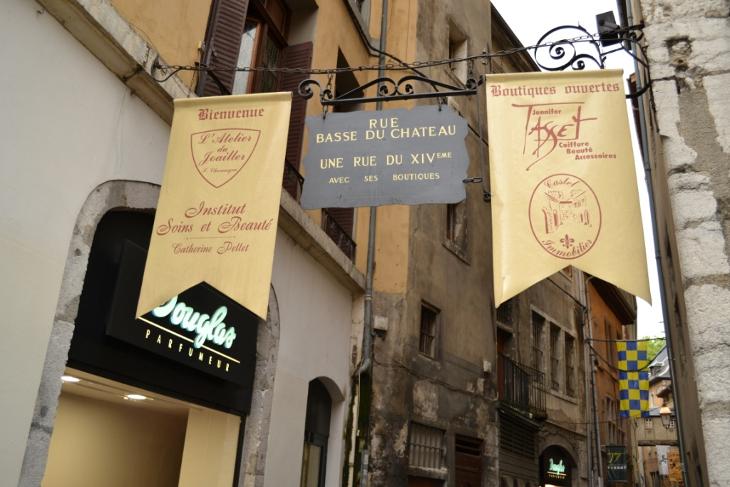 3. L exemple de 3 villes de Rhône-Alpes : Chambéry Une patrimonialisation par les locaux - Création de dispositifs d interprétation par les amis du Vieux Chambéry (cartels,