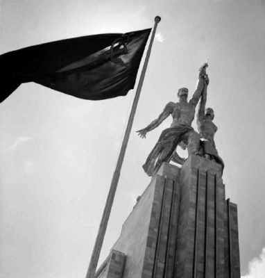Quant à l'urss stalinienne, elle propose un monument dit "de l'ouvrier et de la kolkhozienne".il a été dessiné par l'architecte Boris Iofan.