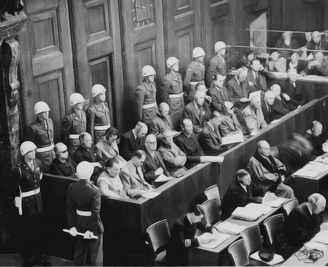 Conformément à la déclaration qui a suivi al conférence de Yalta, les criminels de guerre nazis sont jugés lors du procès de Nuremberg (comme Goering, en bas à