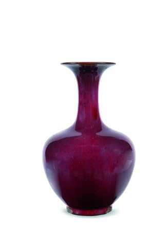 26 - Vase en porcelaine à glaçure noire Chine, dynastie Qing, XIXème siècle. La panse globulaire, surmontée d un long col tubulaire. H. : 28,5 cm.