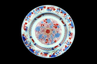 31 - Deux assiettes en porcelaine imari chinois Chine, dynastie Qing, XVIIIème siècle. A décor de fleurs et feuillages, une frise de motifs géométriques sur la bordure. D. : 22,5 cm.