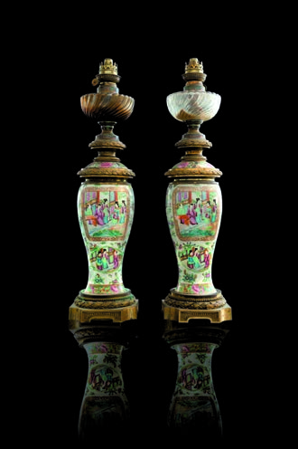 39 - Paire de vases couverts en porcelaine de Canton Chine, dynastie Qing, fin du XIXème siècle.