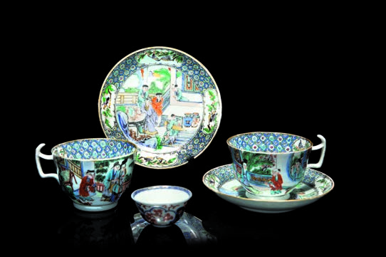 67 68 67 - Deux tasses et soucoupes en porcelaine Chine, dynastie Qing, fin du XIXème siècle. Décorées de scènes animées de personnages sur des terrasses, de fleurs, feuillages et oiseaux.