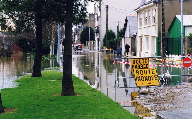 x 5 janvier 2001. Il pleut presque sans discontinuer sur l agglomération depuis le début de l automne et, depuis deux jours, la pluie est encore plus soutenue.