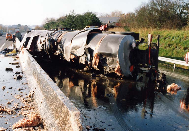 x 1994, périphérique extérieur porte d Orvault. Un camion transportant du bitume liquide bascule sur la bretelle de sortie.