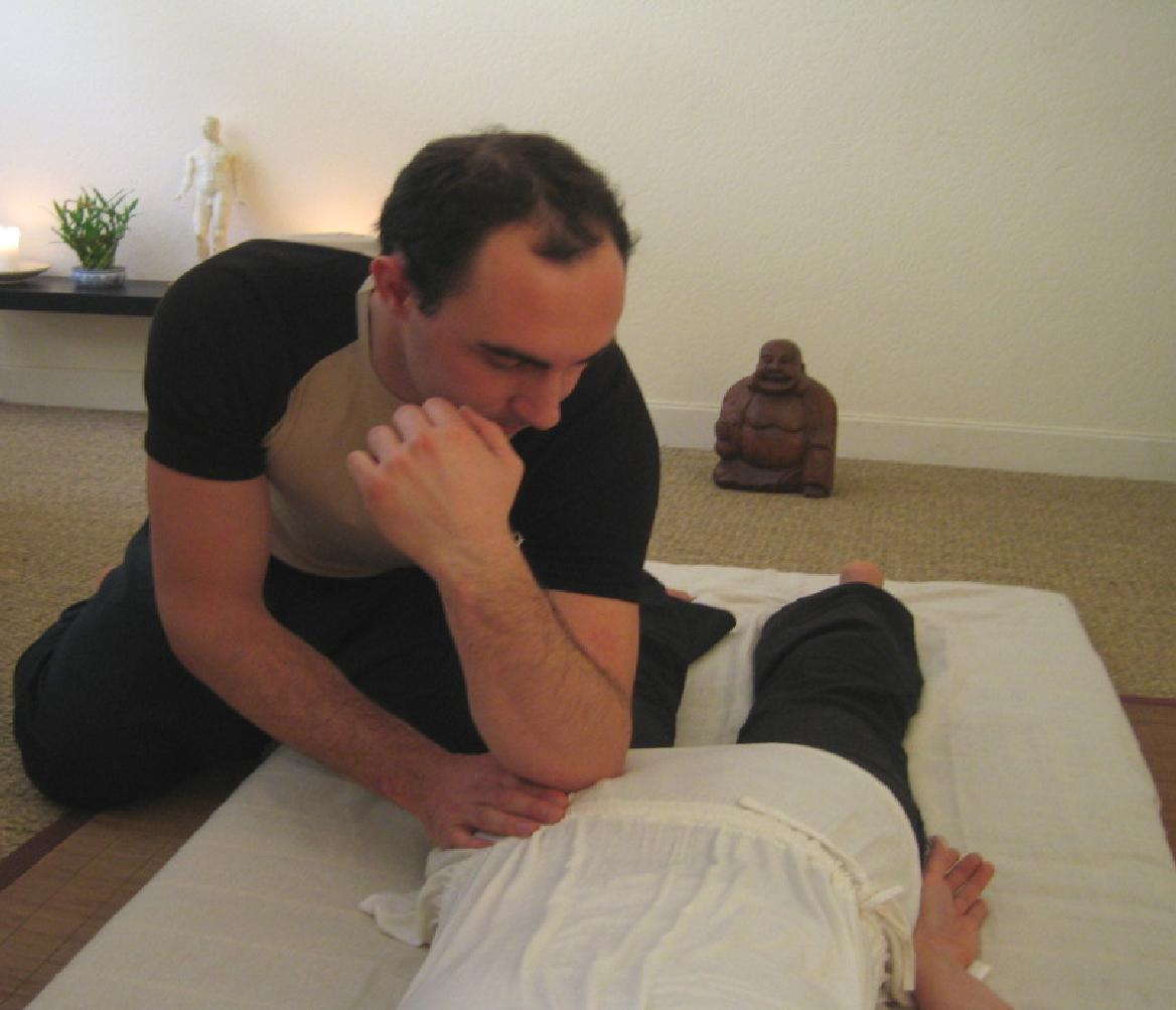 Praticien en Massage de Bien-être (126heures) DESCRIPTIF DE LA FORMATION La formation sur un an en 9 week-ends de Praticien en Massage Bien-être à pour objectif l apprentissage de plusieurs