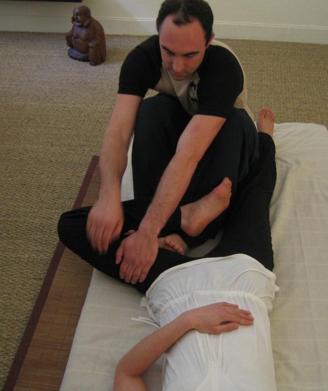 Massage Thaïlandaise DESCRIPTIF DU MASSAGE THAILANDAIS Le massage traditionnel Thaïlandais est une technique manuelle de relaxation né il y a 2500 ans et fortement influencé par le bouddhisme et