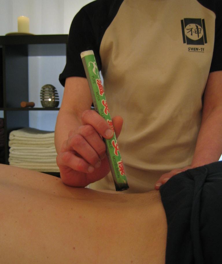 Tui Na DESCRIPTIF DU TUI NA Le Tui Na est un massage* chinois, pratiqué en Chine depuis 4000 ans. TUI signifie, «pousser» et NA, «tirer».