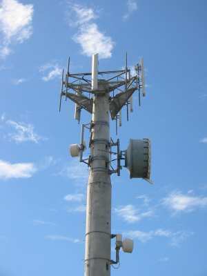 24 Figure 9 : Pylône C'est la station de base qui fait le relais entre le mobile et le sous-système réseau.
