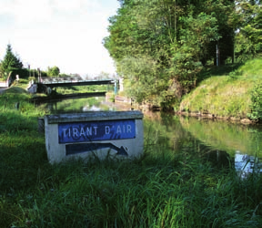 D une largeur moyenne de onze mètres, pour 1 mètre et demi de profondeur, le canal de l Ourcq compense les 12 mètres de différence d altitude entre son entrée et sa sortie seine-et-marnaises par le