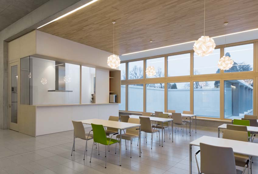 Chaque étage dispose de son espace de restauration organisé de manière harmonieuse grâce aux chaises empilables prime avec garnissage intégral et aux tables milanolight.