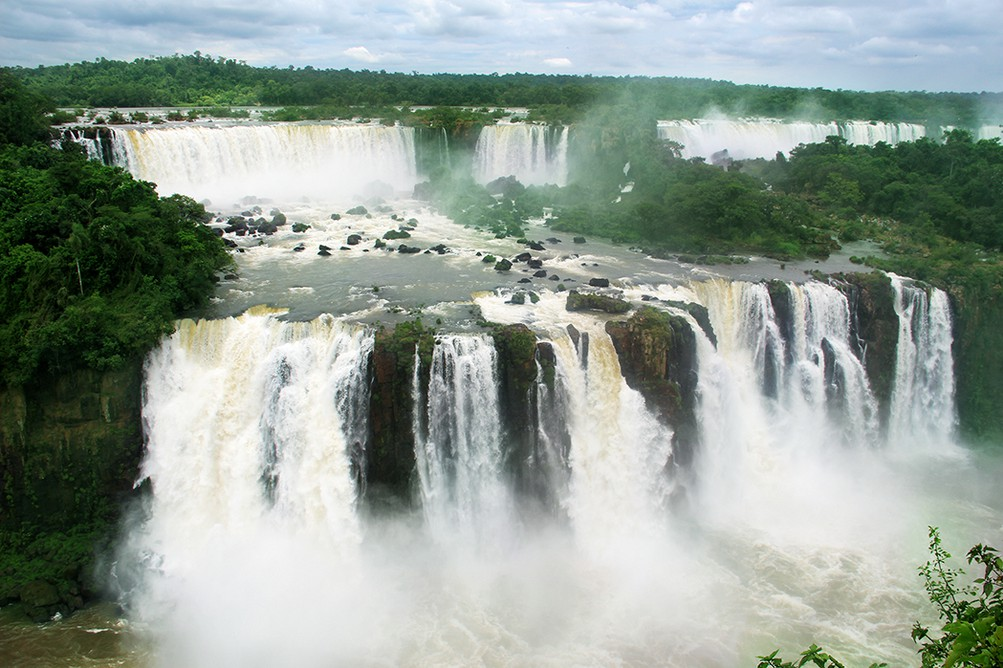 Les «chutes d' Iguazu» se situent à la frontière entre A/