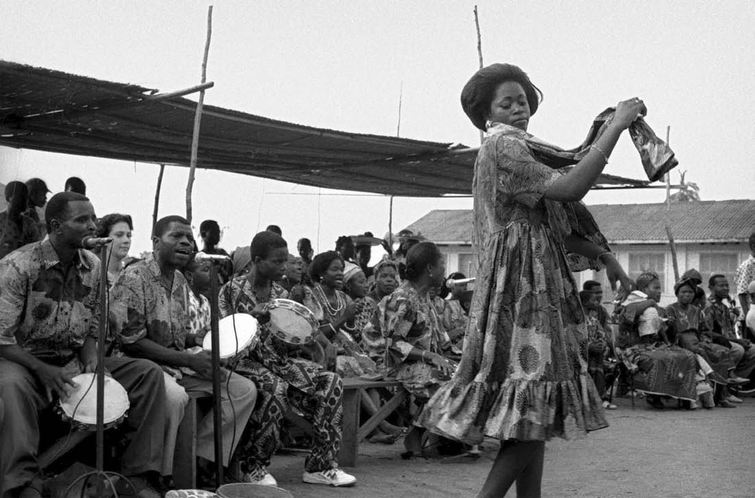 Carnet photographique, Milton Guran La «samba» à Porto-Novo, dernière célébration en hommage à Nossa Senhora do Bonfim. En arrière-plan, on peut voir l orchestre de la «bourian».