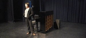 Céline Villalta, une artiste à la MPT Les élèves de la chorale sont allés voir la répétition de Céline Villalta, pianiste, chanteuse et comédienne.