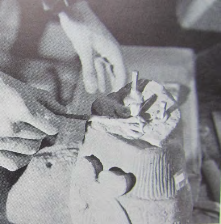 B) La professionnalisation de la restauration dans les années 1960 Goujonnage d un Visnu Scellement d un