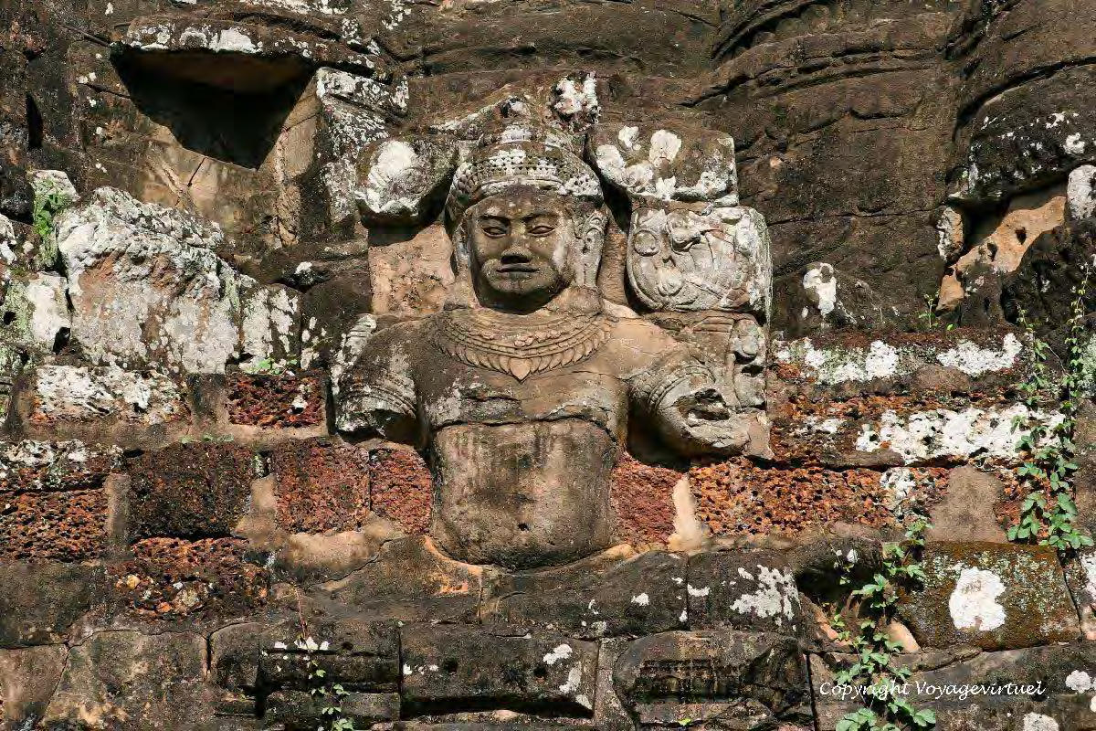 L étude des maladies et traitements des grès d Angkor : Jean Delvert et Pierre Fusey Lichens de type