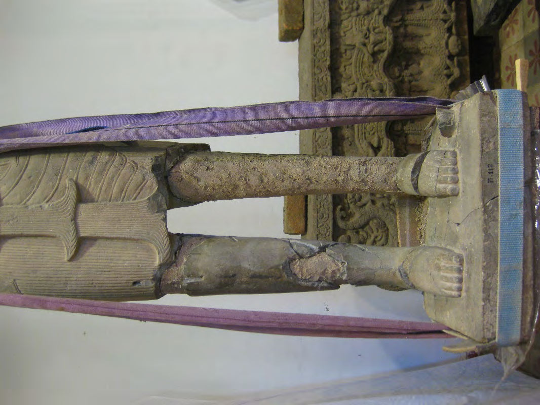 C) La restauration de 1991 à aujourd hui Jean-Michel André au dépôt de la Conservation d Angkor, entrain de refaire la jambe du Visnu Ka 112 en résine,