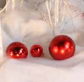 Noël de Bouleaux Descriptif : - Tapis de neige - Bouleaux blancs ht 200 cm x 2 ht 150 cm x 3 - Boules de Noël rouges de dimensions variées Noël de Bouleaux, par la