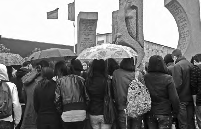 La visite du camp de Drancy : une contribution à l enseignement de la Shoah 383 Un groupe visitant Drancy, devant la sculpture de Shlomo Selinger.