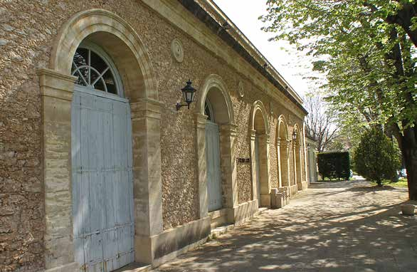 U n domaine d exception Idéalement implantée dans le jardin du Château-Levat, la résidence offre une qualité de vie rare au cœur d un parc arboré classé et propice à la flânerie.