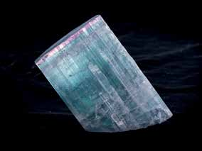 34 Des cristaux remarquables bientôt dans nos expositions Le Muséum a acheté en 2014 une collection de 25 minéraux de grande qualité cristallographique et esthétique d'un collectionneur privé.