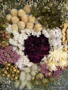 Bouquet rond, composé de : immortelle, statice sinuata, roses foncées matricaire, nigelle orientalis, lin, achillée