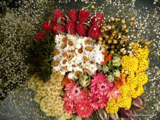 Bouquet rond, composé de : immortelle, statice sinuata, matricaire, nigelle orientalis, lin, achillée rose,