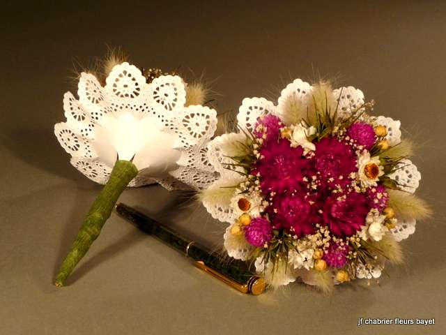 Petit bouquet en collerette de papier, composé de : immortelle, ammobium, nigelle orientalis,