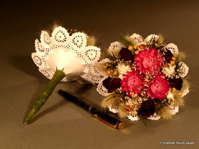 Petit bouquet en collerette de papier, composé de : immortelle, ammobium, nigelle orientalis, gomphrena,