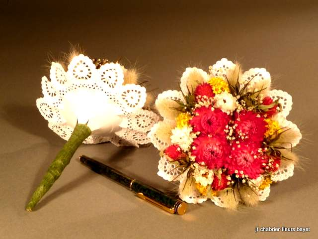 Petit bouquet en collerette de papier, composé de : immortelle, ammobium, nigelle orientalis,