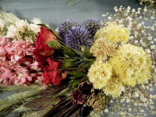 Petit bouquet gerbe composé de : bromus, pied d alouette, rose rouge, echinops, nigelle