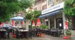ch Situé au bord du lac de Bienne, sur la plus belle plage de la région, ce restaurant et sa magnifique terrasse sont un endroit accueillant, convivial, et cosi où gens du pays ainsi que touristes de