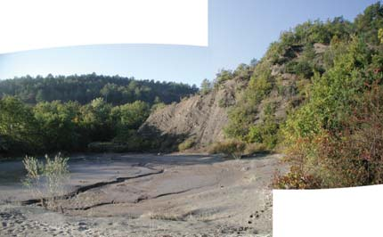 Les zones de colluvions, de glissements actifs ou anciens et de dépôts anthropiques dans un contexte morphologique favorisant d importantes concentrations d eau (talwegs, lit de rivière) constituent