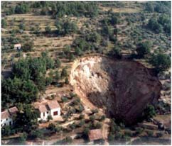 Tourrettes, 27 décembre 1987 : formation d un trou profond de 45 m et de 30 m de diamètres, Bargemon, 22 août 1992 : même phénomène sur 80 m de diamètre et 15 m de profondeur.