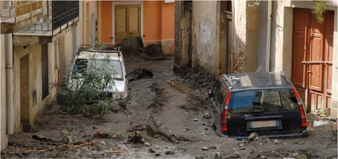 Coulées de boue à Marseille en octobre 2009 Source : INERIS Glissement de terrain en 2007 suite à l effondrement de 2005 Cicatrice laissée