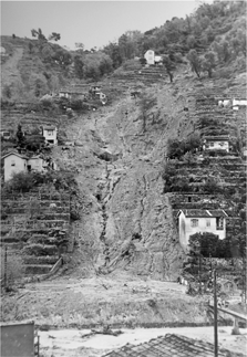 Quelques événements mouvements de terrain marquants dans les Alpes-Maritimes Glissements de terrain et coulées de boue, chutes de blocs, effondrements De par son relief escarpé de moyenne et basse