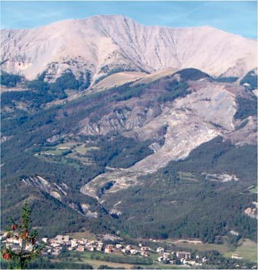Glissement de la Valette (vallée de l Ubaye) En mars 1982, un vaste glissement se produit dans les argiles glaciaires affleurant dans le bassin du torrent de La Valette (entre les communes de