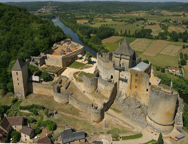 12. Retrouve les différentes partie sur le château de Castelnaud : bastion, donjon, pontlevis, enceinte extérieure, basse cour, chemin de ronde, tour d