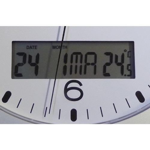 11479 Horloge à date avec affichage digital de la date : plus besoin de réglage mensuel.