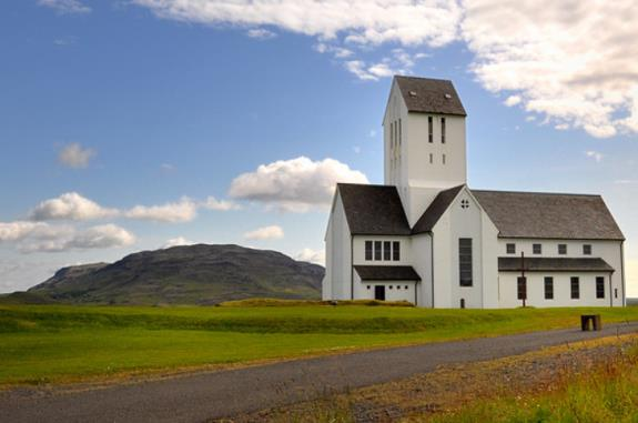 Après la construction sur ces terres de la première église du pays, le hameau devient évêché, et de facto, capitale de l Islande.