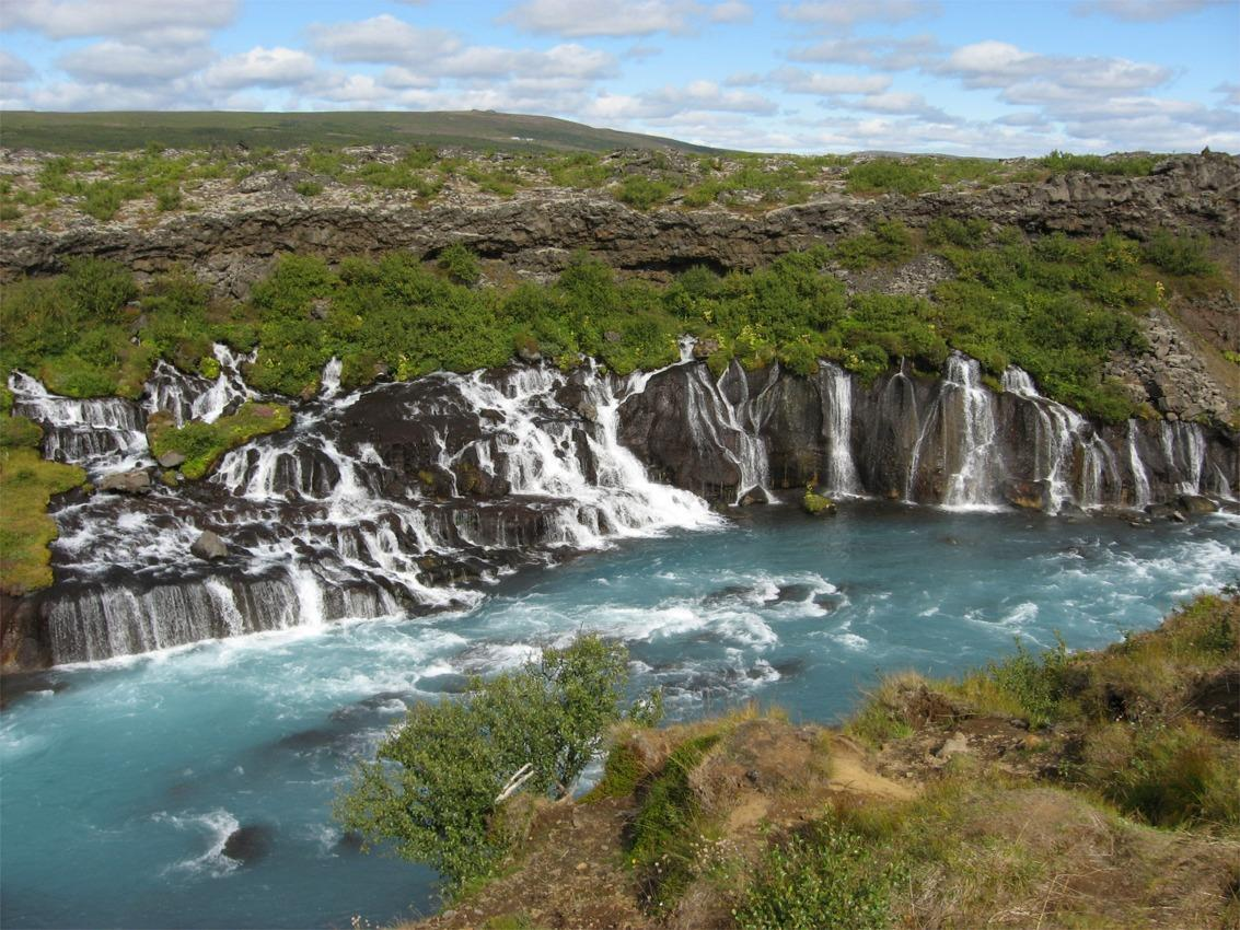 4 e JOUR : Borgarfjörður Petit-déjeuner. Premier arrêt aux cascades Hraunfossar, les «chutes de la lave».
