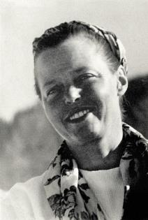 129. Charlotte Perriand à Megève en 1948.