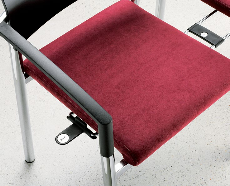 Les sièges empilables avec ou sans accoudoirs peuvent être équipés d une tablette écritoire rabattable et amovible en plateau compact, coloris anthracite (en option).