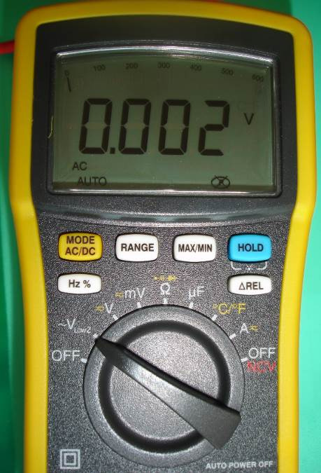 Tous les monteurs doivent être équipés de détecteurs de tension, apprentis incl. (pas un détecteur de phases, mais un détecteur de tension bipolaire à faible impédance < 1 MΩ selon EN 61243-3. 4.