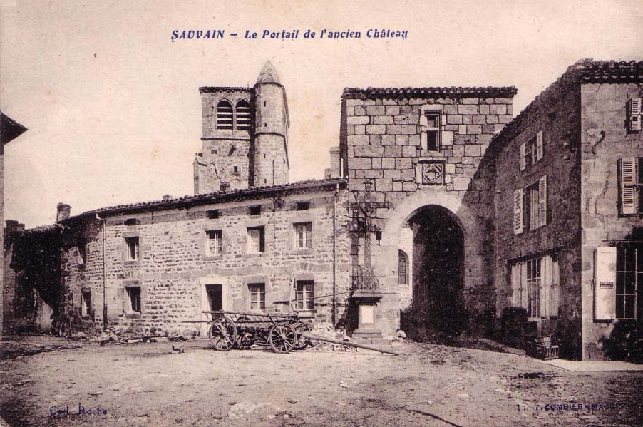 Les bourgs fortifiés de la haute vallée du Lignon L La porte fortifiée de Sauvain au début du XX e siècle.