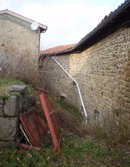 fortifications fut utilisée d une façon civile comme on peut le constater dans un document de 1669 où la tour du Merle à Sauvain était une maison d habitation.