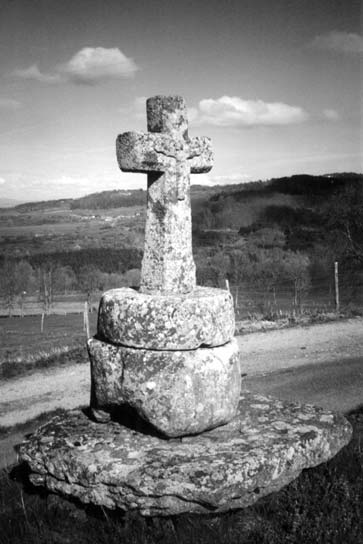 La croix de Fontapin T Croix de Fontapin ouriste, amoureux de notre Forez, couronné jusqu'en juillet de la calotte blanche de Pierre-sur-Haute, les flancs drapés de ses bois de sapins et de hêtres,